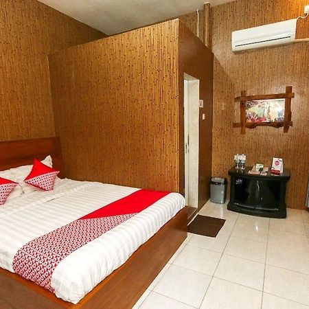 בניוואנגי Vaccinated Staff - Oyo 1230 Kampoeng Osing Syariah Guesthouse מראה חיצוני תמונה