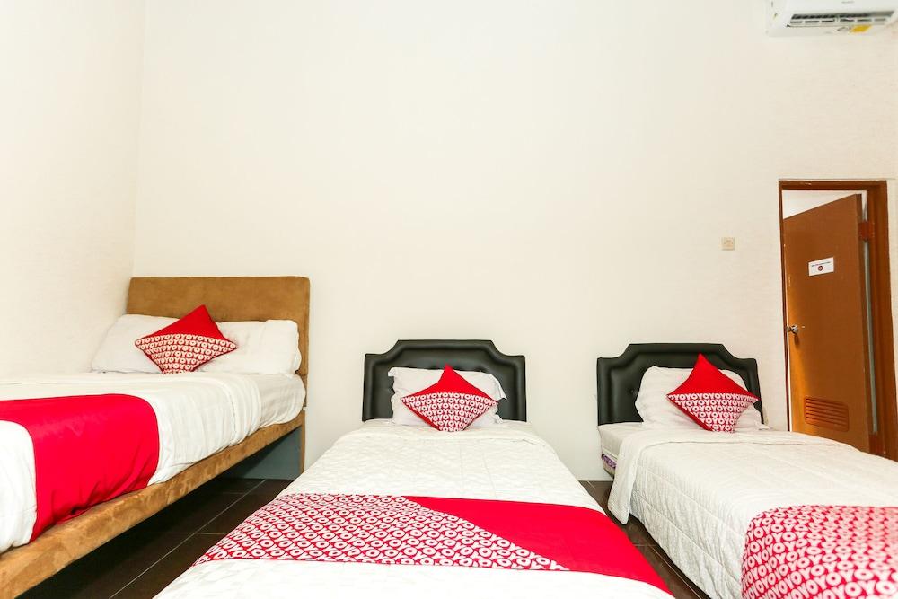 בניוואנגי Vaccinated Staff - Oyo 1230 Kampoeng Osing Syariah Guesthouse מראה חיצוני תמונה