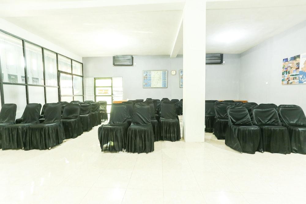 בניוואנגי Vaccinated Staff - Oyo 1230 Kampoeng Osing Syariah Guesthouse מראה חיצוני תמונה