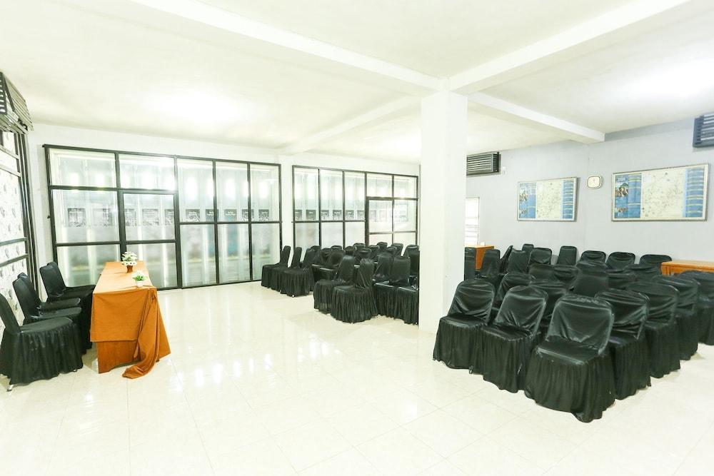 בניוואנגי Vaccinated Staff - Oyo 1230 Kampoeng Osing Syariah Guesthouse מראה חיצוני תמונה