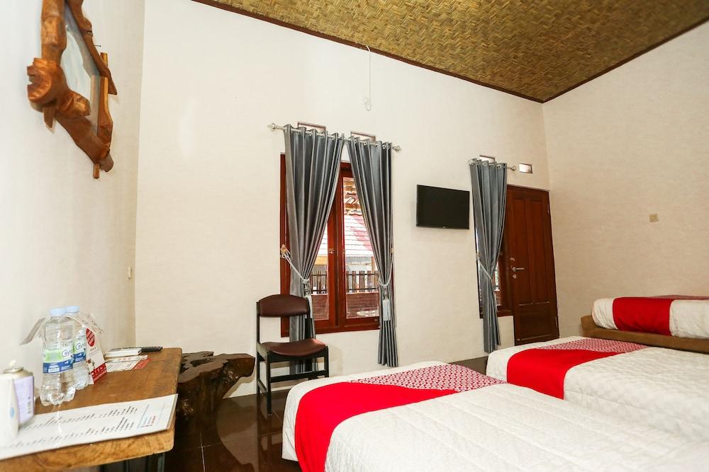 בניוואנגי Vaccinated Staff - Oyo 1230 Kampoeng Osing Syariah Guesthouse מראה חיצוני תמונה