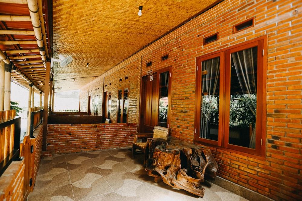 בניוואנגי Vaccinated Staff - Oyo 1230 Kampoeng Osing Syariah Guesthouse מראה חיצוני תמונה