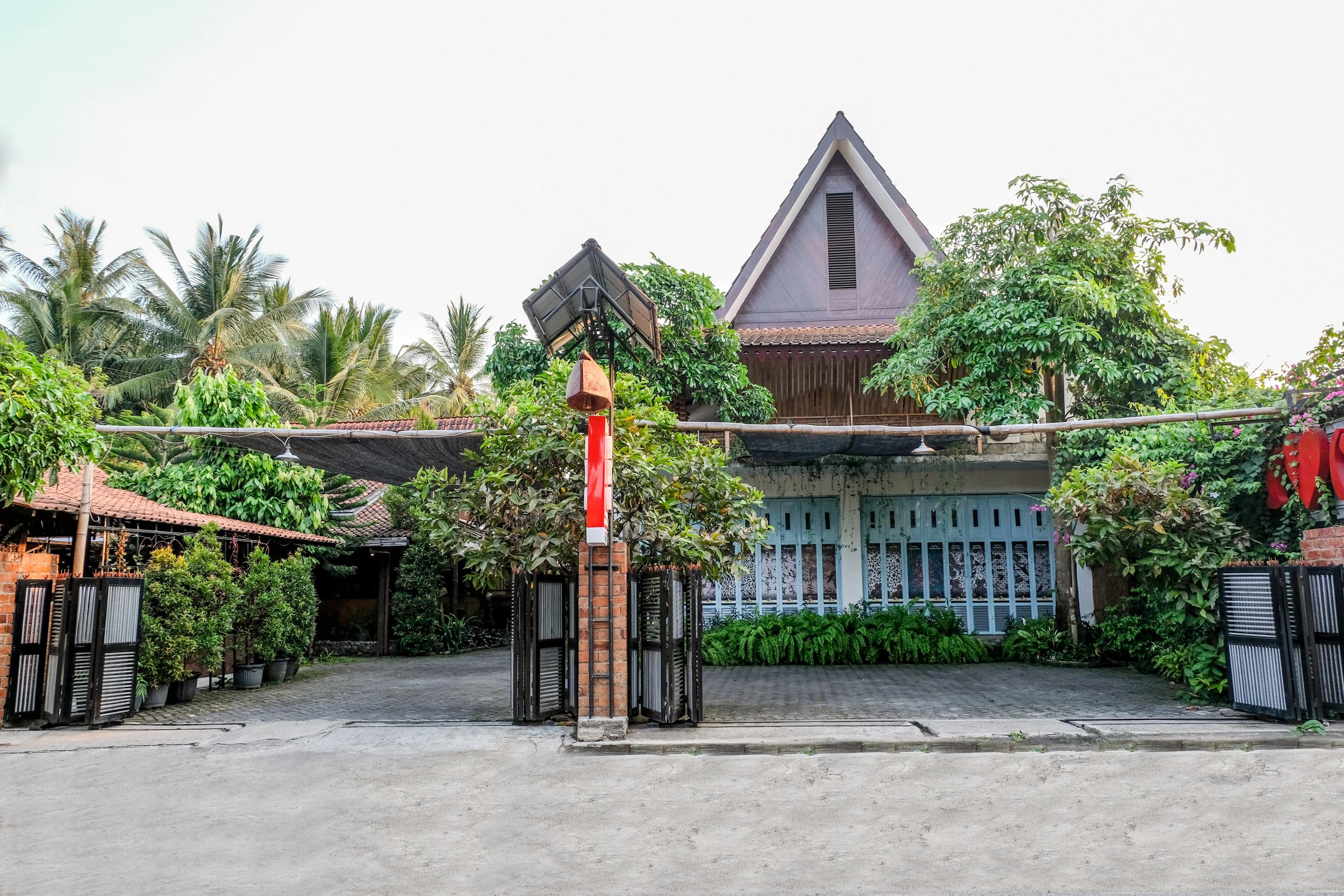 בניוואנגי Vaccinated Staff - Oyo 1230 Kampoeng Osing Syariah Guesthouse מראה חיצוני תמונה