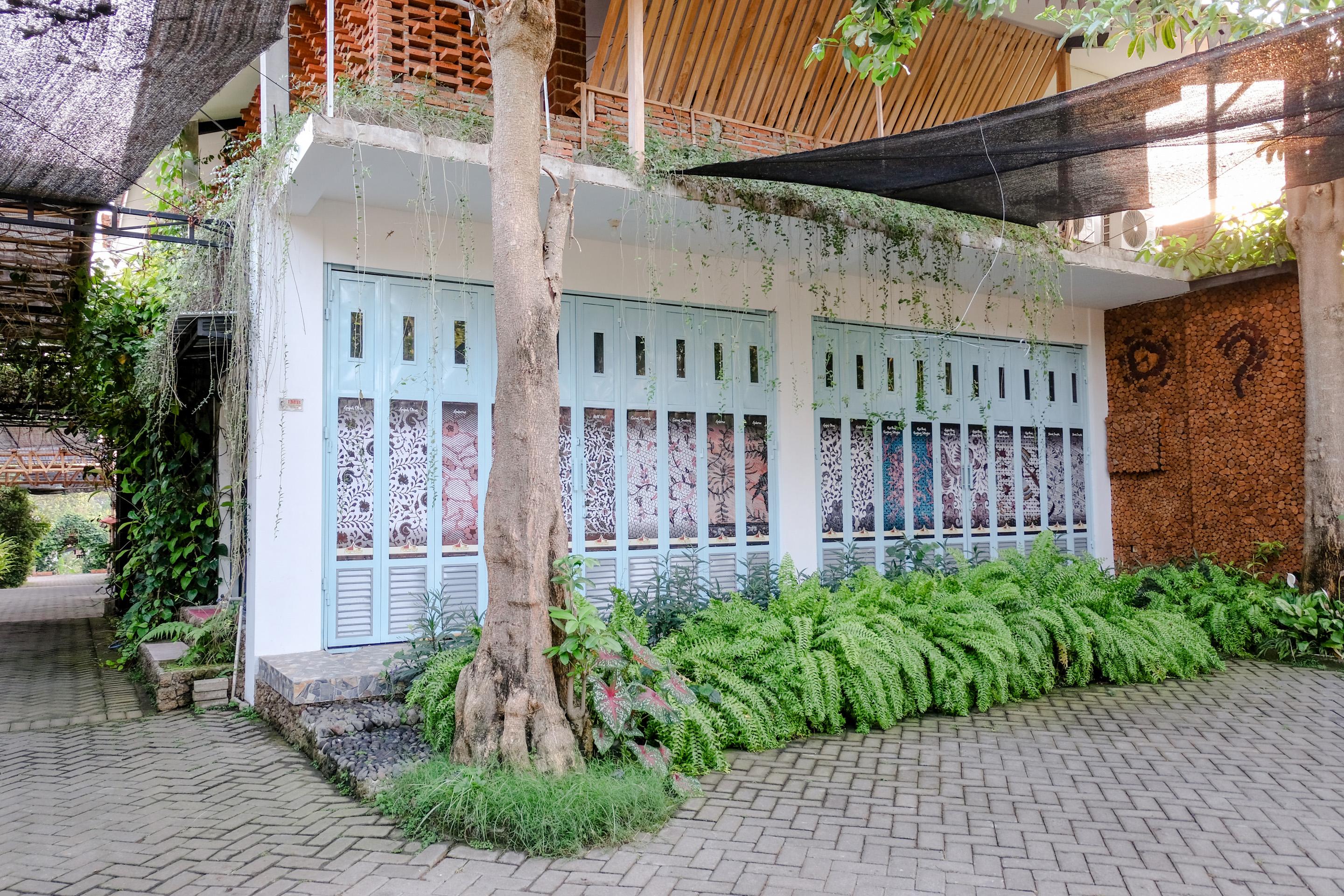 בניוואנגי Vaccinated Staff - Oyo 1230 Kampoeng Osing Syariah Guesthouse מראה חיצוני תמונה