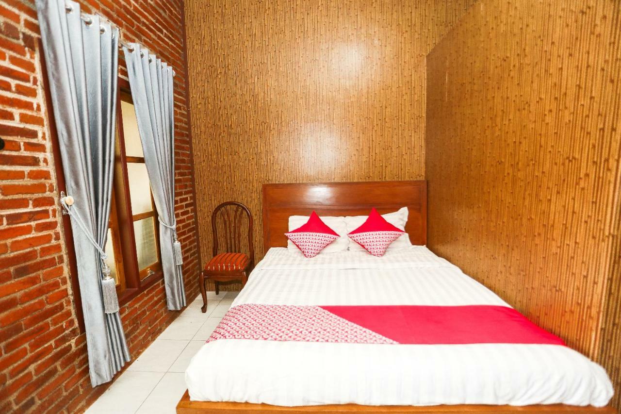 בניוואנגי Vaccinated Staff - Oyo 1230 Kampoeng Osing Syariah Guesthouse מראה חיצוני תמונה